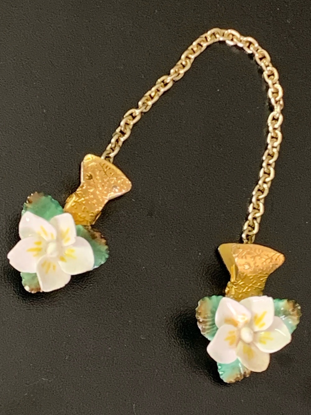 Vintage Gold-Tone Enamel Flower Sweater / Cardigan Clip